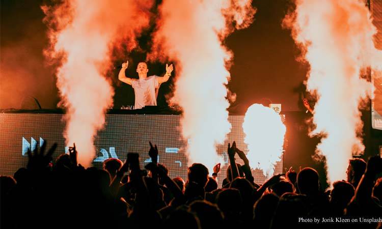Citizens criticise PM for clubbing