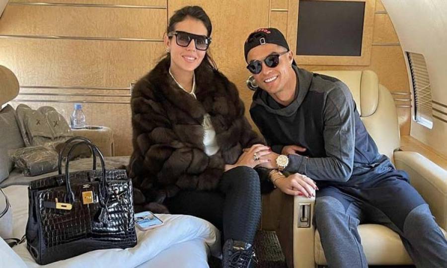 Ronaldo and his wife reveal sex of their unborn twins