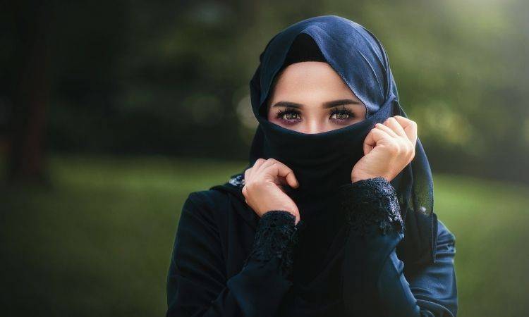 Man wearing burqa attacks doctor in Karachi