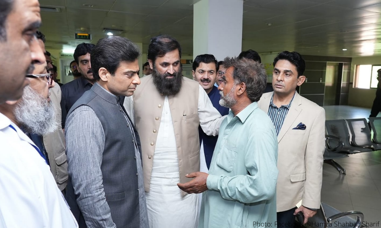 CM Hamza visits Civil Hospital Bahawalpur, orders best treatment of a minor