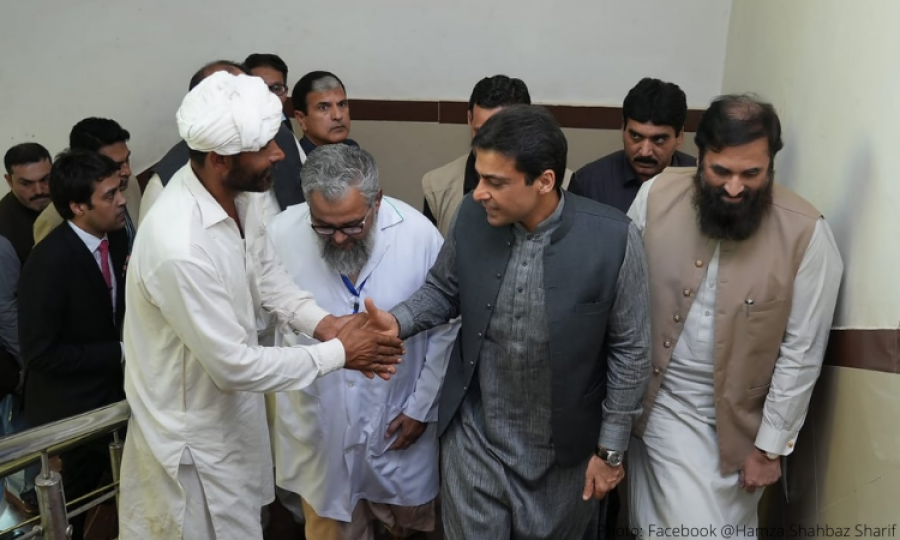 CM Hamza visits Civil Hospital Bahawalpur, orders best treatment of a minor