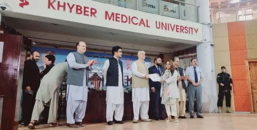 Dr Benish Aleem receives Best Faculty Member award: Khyber Medical University