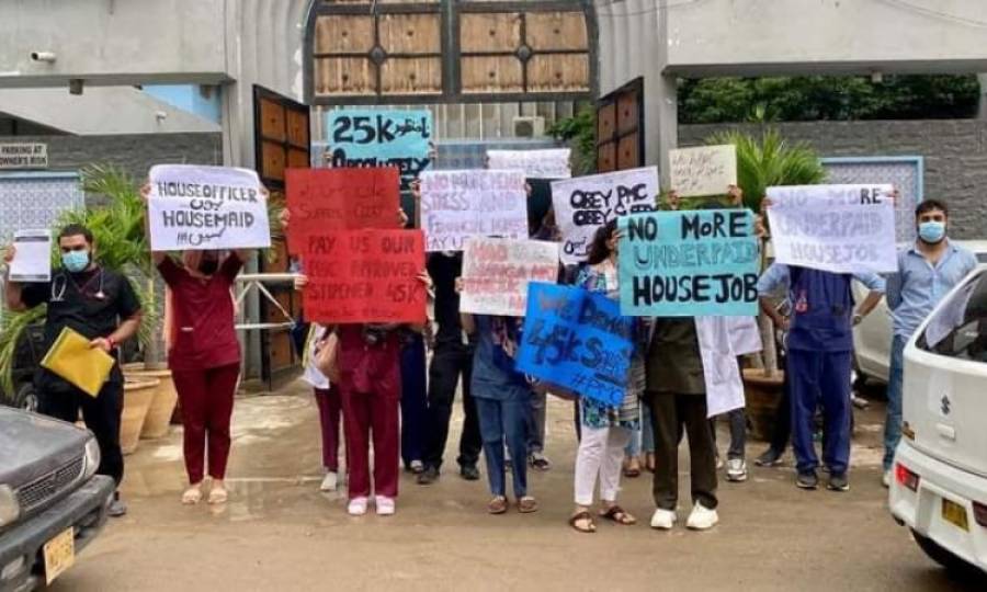 House Officers of JMDC stage protest against low stipend