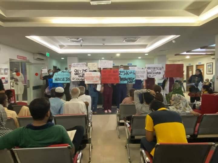 House Officers of JMDC stage protest against low stipend