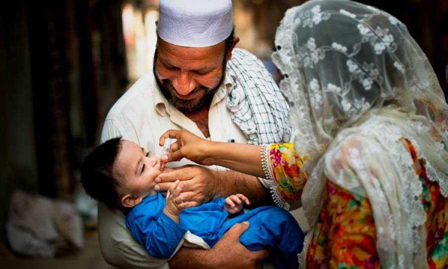 CM Punjab administers anti-polio drops to children 
