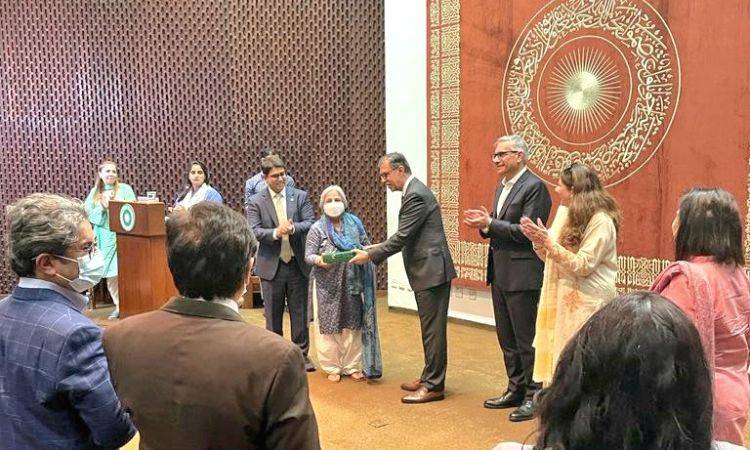 AKU lauded for rapid mobilization of resources, efforts in flood-affected areas
