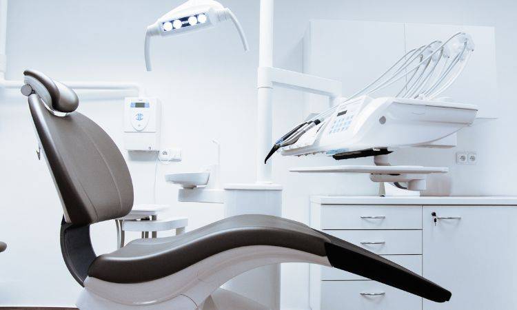 Arif Alvi encourages education on oral hygiene