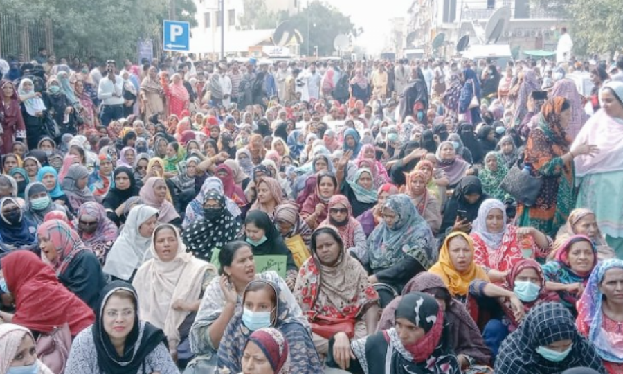 Health employees stage sit-in at Sindh Secretariat 