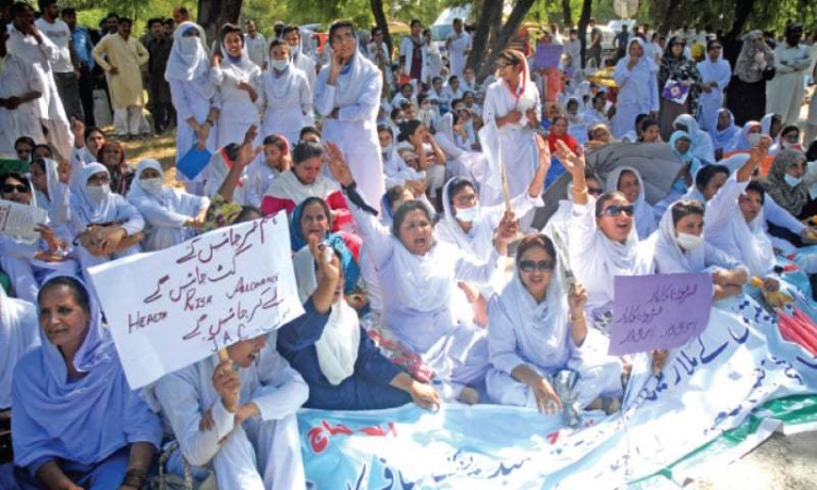 Healthcare workers continue protest to bring back Health Risk Allowance