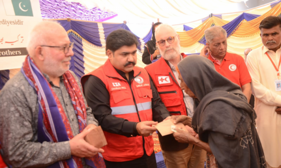 Pakistan Turkish Red Crescent collaborate to assist flood affected families