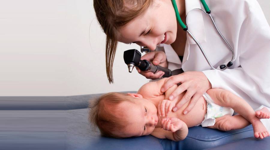 Midwife providing essential newborn care as part of WHO’s World Health Day 2025 initiative