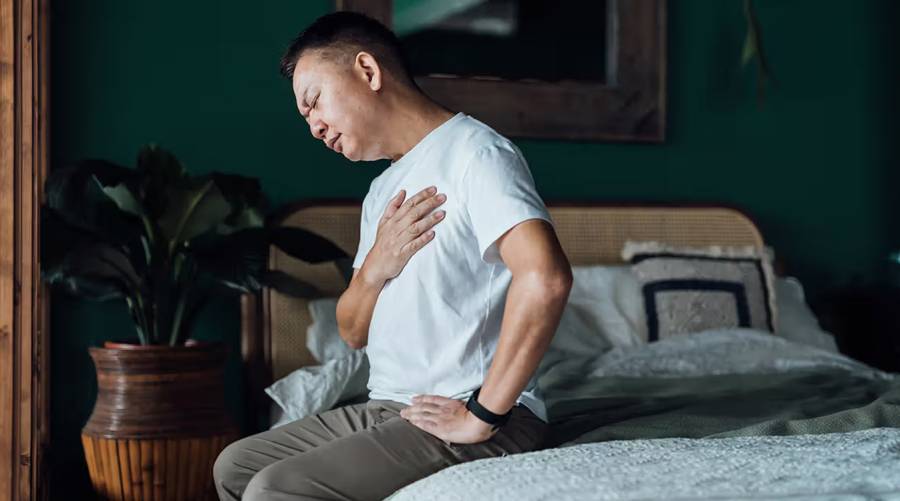 Comparison of heart attack and heart failure symptoms and causes.