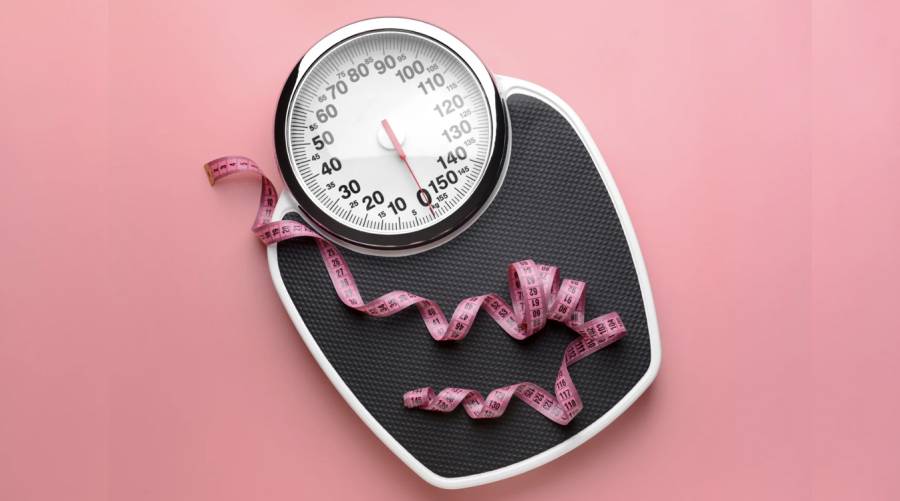 Illustration of high-fiber foods like berries, whole wheat pasta, and chia seeds promoting weight loss and heart health