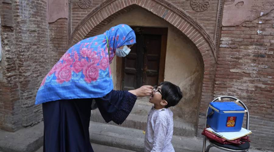 Health worker giving polio vaccine to child during Pakistan’s 2025 immunization drive