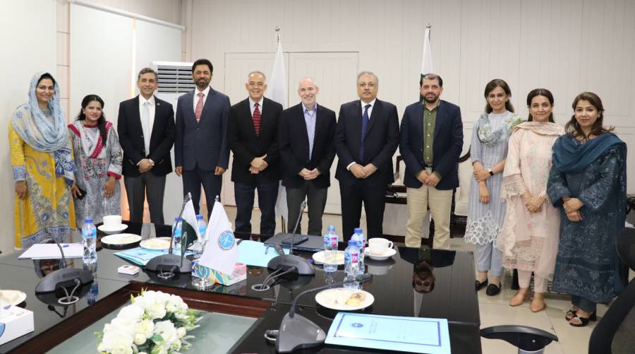 PMDC and ACCME leadership in meeting to develop CPD system for Pakistani healthcare professionals