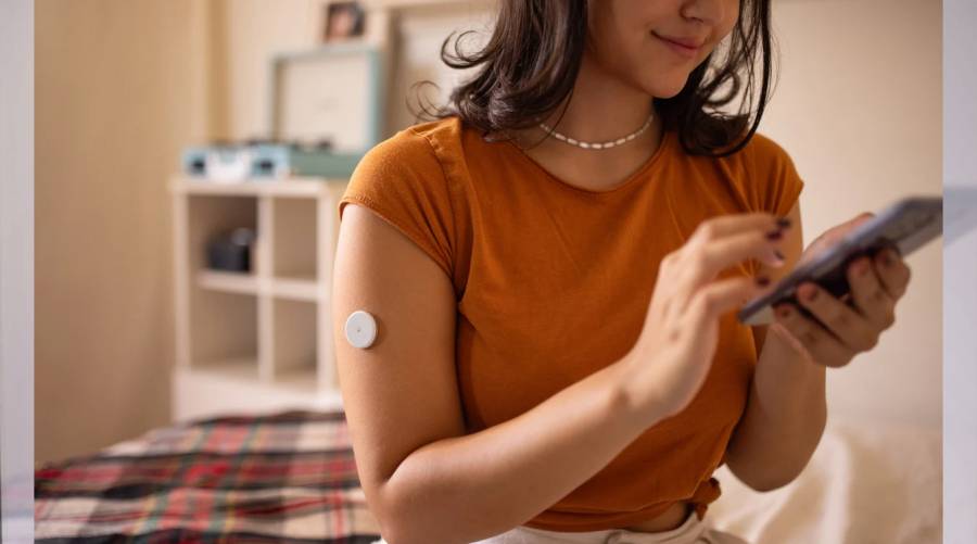 Doctor explaining blood sugar tracking to a healthy person without diabetes using a CGM device