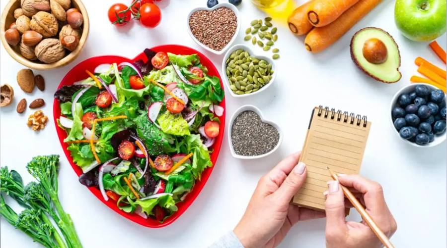 People eating minimally processed foods lost twice as much weight compared to those on ultra-processed diets in a Nature Medicine study.