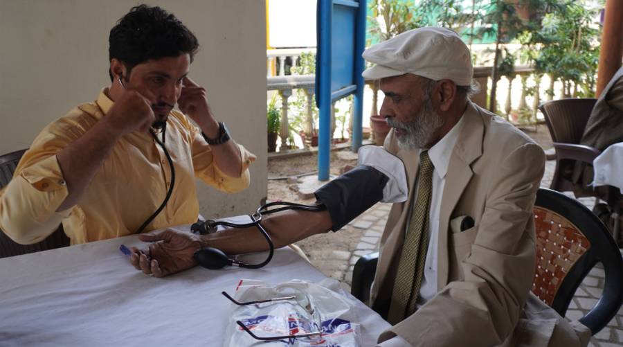 Hamdard University doctors conducting free hijama therapy and herbal medicine consultations at Karachi Press Club eastern medicine camp.