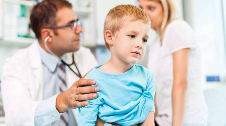 Pediatrician advising parents on when to seek medical attention for toddler diarrhea and dehydration risks.