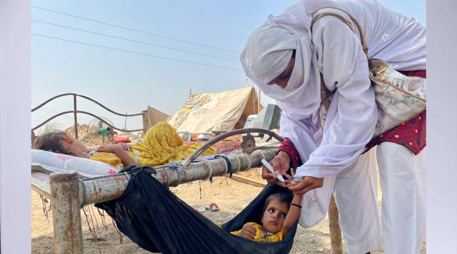 Health workers vaccinate children under five during Pakistan’s September 2025 anti-polio campaign, reaching 19.7 million nationwide.