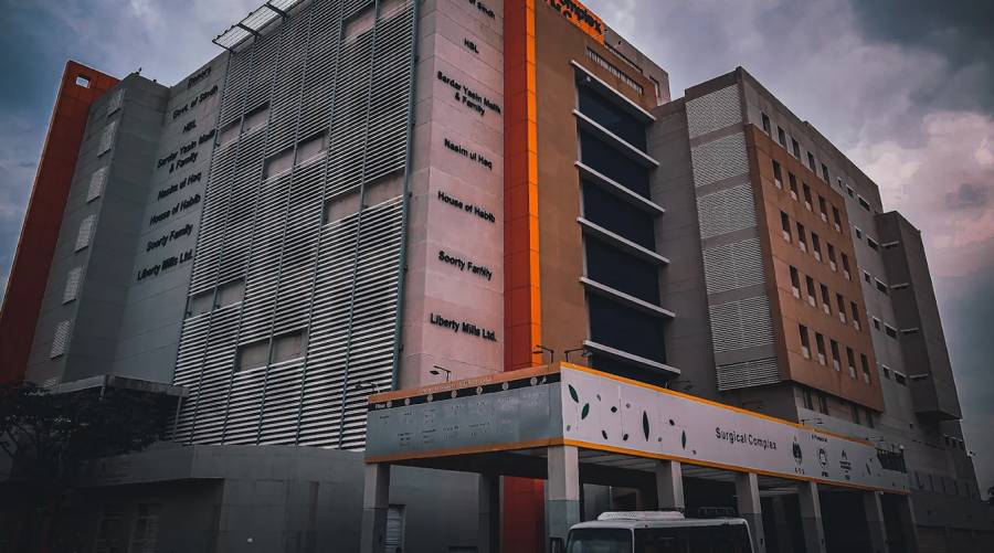 Jinnah Postgraduate Medical Centre Karachi building exterior, central to controversy over rehiring retired officials on key posts while drawing salaries and pensions.