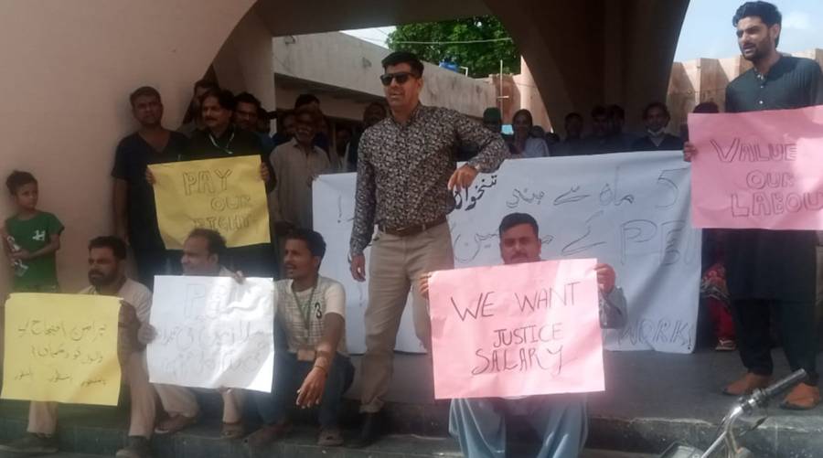 Doctors and nurses protest at Sindh Govt Children’s Hospital in Karachi, holding placards over five months of unpaid salaries.