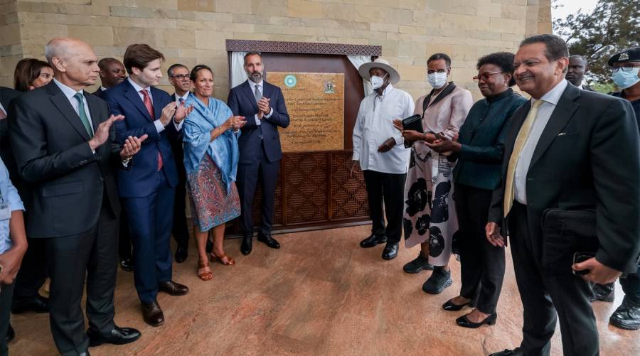 His Highness the Aga Khan and President Yoweri Kaguta Museveni inaugurate the Aga Khan University’s new 60-acre campus in Kampala, marking AKU’s largest global expansion since 1983. Also seen are Princess Zahra Aga Khan, AKU Vice Chancellor and President Dr. Sulaiman Shahabuddin, and other dignitaries.