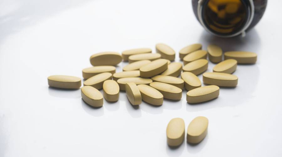 Vitamin B3 supplements and healthy foods that naturally contain niacin for cholesterol management.