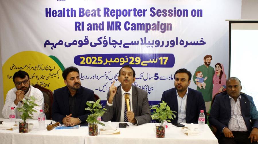 Representatives from EPI Sindh, UNICEF, and WHO engage with media professionals during a briefing on the Measles-Rubella and Polio vaccination campaigns set for November 2025.