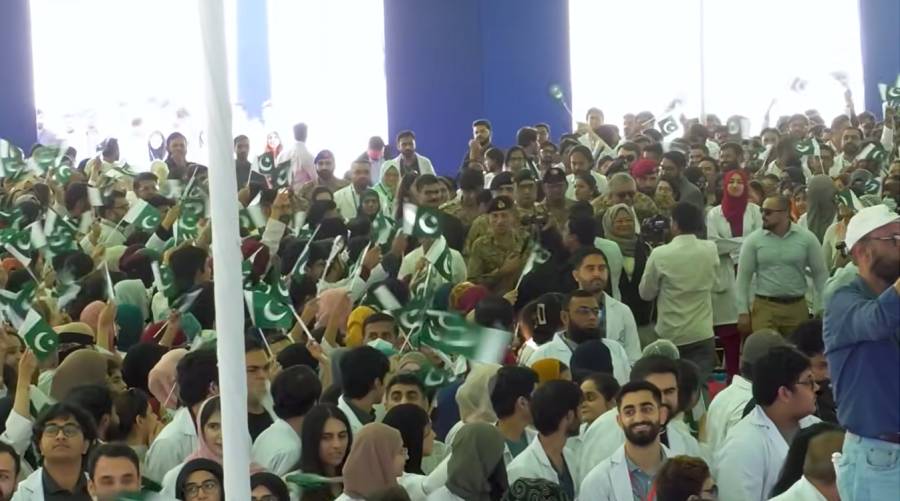 DG ISPR Lieutenant General Ahmed Sharif Chaudhry engages students and faculty at DUHS Karachi in a session focused on unity and responsible digital behavior.
