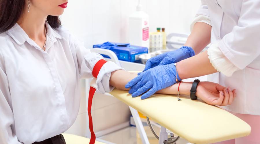 Research scientist analyzing blood samples to test new ctDNA-based liver cancer recurrence detection method