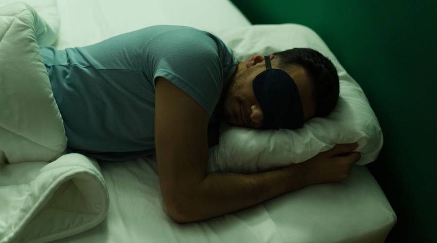 Sleeping in complete darkness may significantly reduce inflammation and lower long-term heart disease risk, new research suggests.