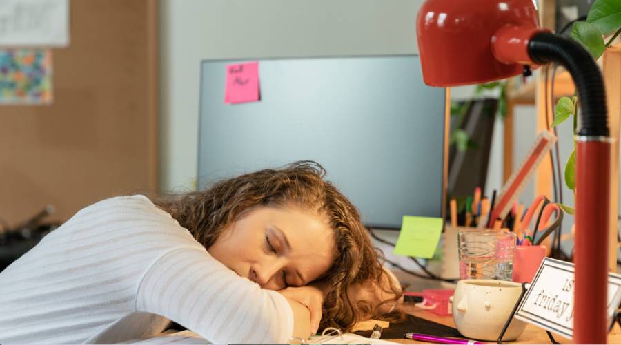 Bedroom sleep environment linked to insomnia and daytime tiredness.