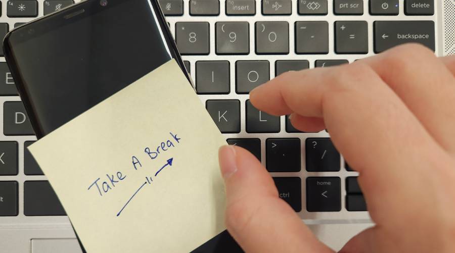 Reducing social media use for one week may ease anxiety, improve sleep, and support mental well-being.