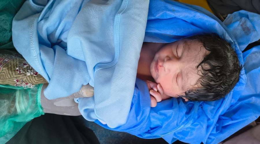 Emergency medical response during childbirth on train in Karachi.