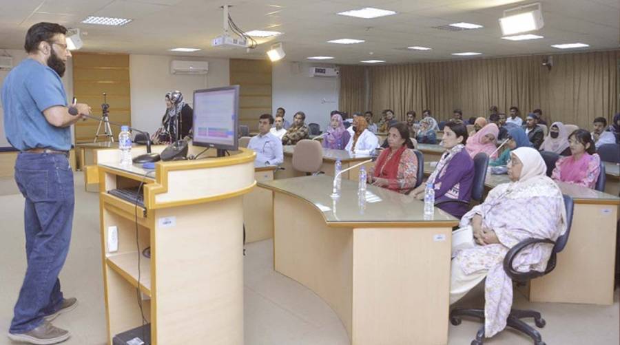 Prof. Rehan Omar delivering lecture on safe fasting and exercise during Ramadan at UoK