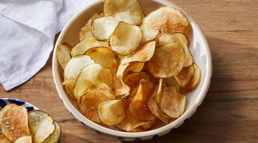 New research links frequent consumption of chips, packaged snacks, and fast food with increased fat buildup inside muscles, raising concerns about hidden health risks.