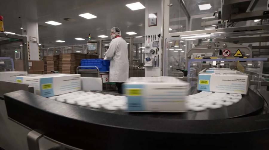 A large-scale clinical trial has begun in the UK and US testing an mRNA-based vaccine against H5N1 bird flu, as scientists warn of potential human transmission risks and prepare for future pandemic threats.