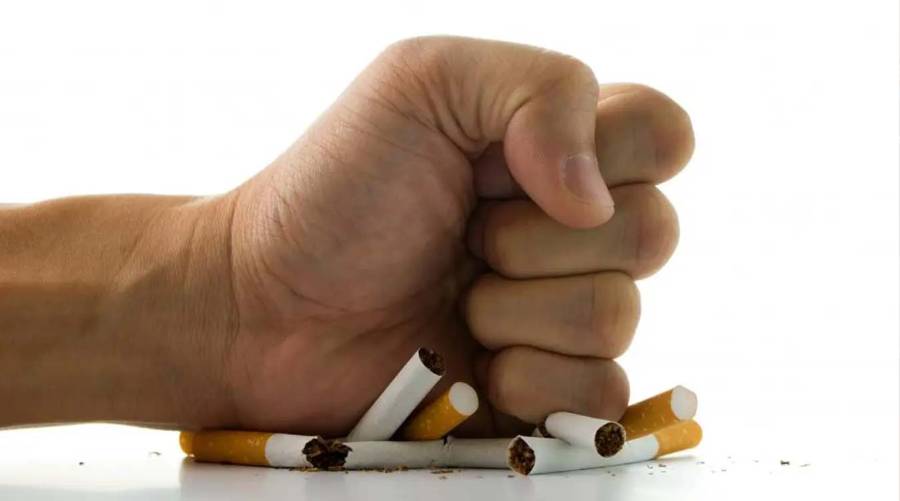 Older adult quitting smoking as study links smoking cessation to lower dementia risk and better brain health