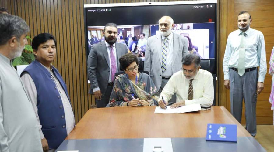 Officials from HEC and Aga Khan University sign an MoU to launch IGNIT3 online nutrition courses for university faculty through the NAHE Learning Management System.
