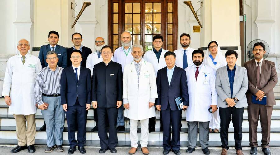 Vice Chancellor Prof. Dr. Mahmood Ayyaz meets a high-level Chinese delegation at King Edward Medical University to discuss Pakistan-China collaboration in medical education and healthcare research.