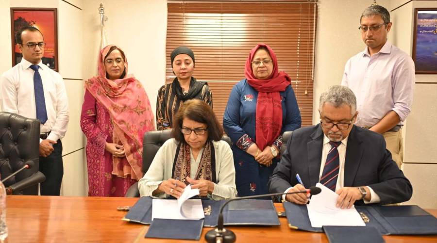 SMBBMU Vice Chancellor Prof. Dr. Nusrat Shah and DUHS Registrar Dr. Ashar Afaq signing an MoU for Basic Life Support training in Larkana