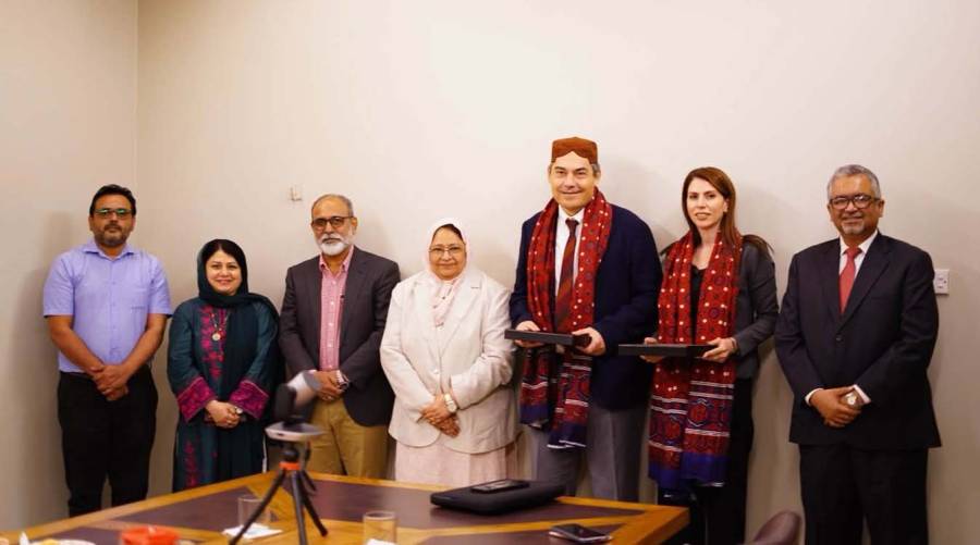 DUHS Vice Chancellor Professor Dr Nazli Hussain presents commemorative shields to visiting Turkish experts Professor Dr Remzi Emiroğlu and Ms Meena Samadi during their visit to the university.
