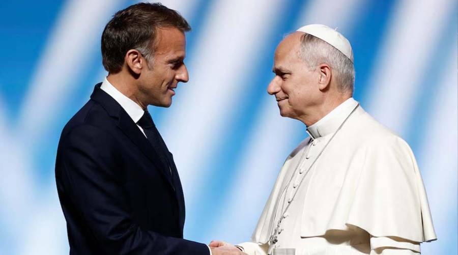 French President Emmanuel Macron shakes hands with Pope Leo at a meeting titled 