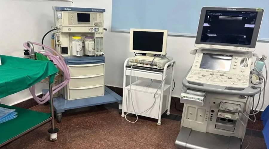 Stock image of a modern cancer co-ablation treatment room featuring specialised medical equipment, illustrating reported cancer treatment difficulties at Mayo Hospital Lahore.